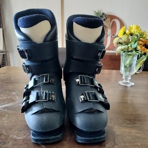 Youth ski boots